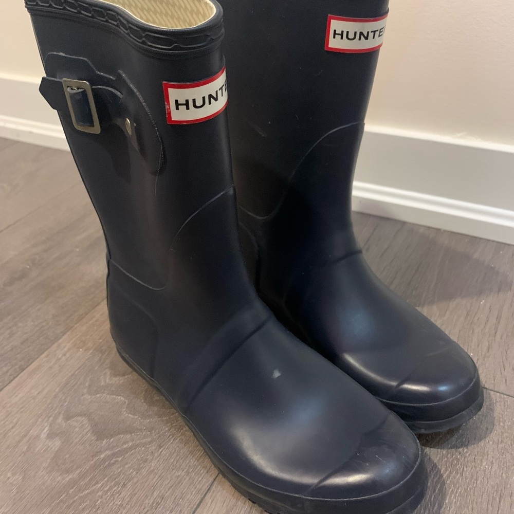 Short navy blue hunter boots